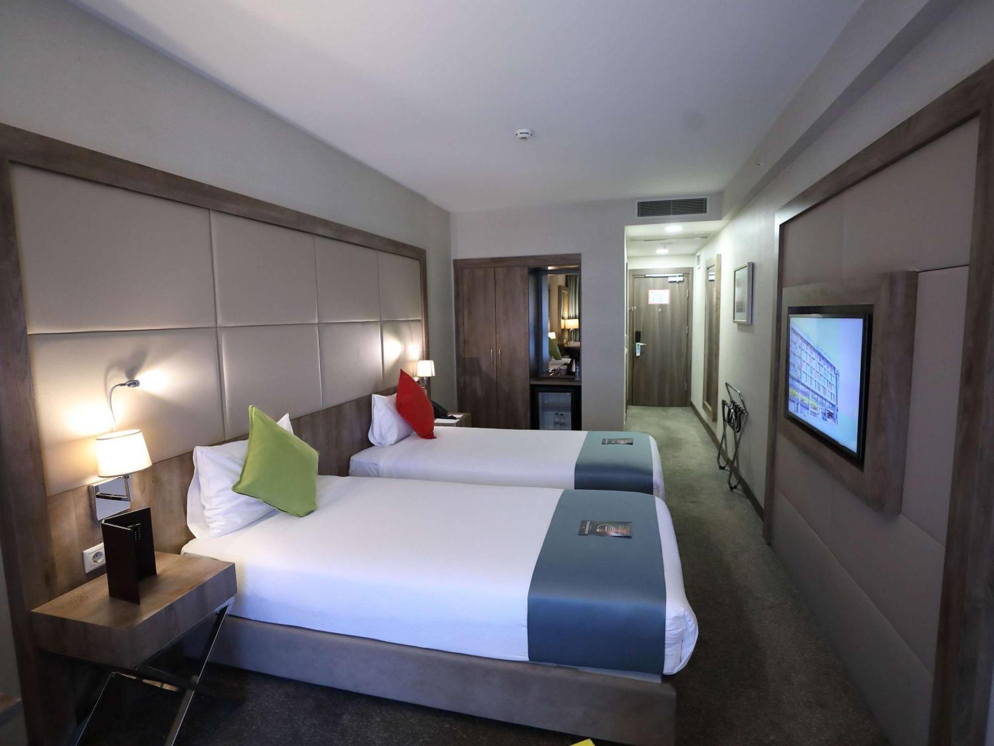 Готель Ibis Styles Istanbul Bomonti Екстер'єр фото